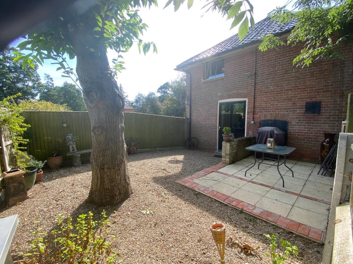 Betsey Trotwood. Historic Stylish 2-Bed Cottage. Blundeston Exterior photo